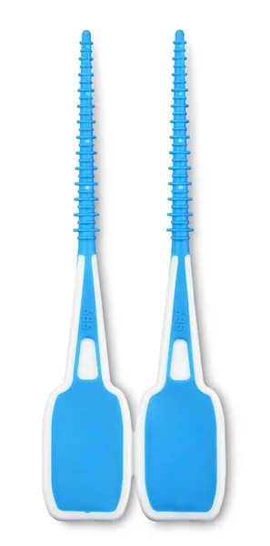 Ağız bakımı için iki tane interdental yumuşak silikon kürdan. Beyaz arka planda izole edilmiş mavi elastik diş etleri. Kapatın. Masaj aleti ve plaket sökücü diş. Ağız temizliği kavramı.