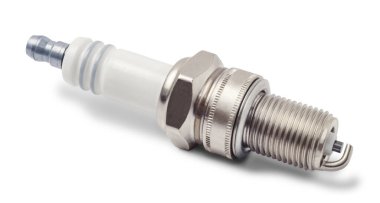 Beyaz arka planda izole edilmiş benzinle çalışan arabalar için buji. Kapat..