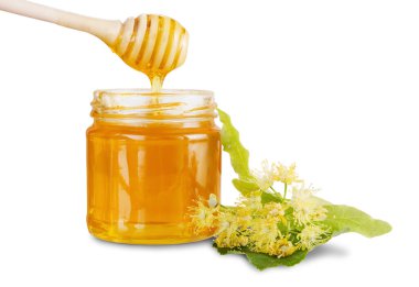 Dolu kavanoz ıhlamur balı, ıhlamur çiçekleri ve bal damlayan baldan cam kavanoza beyaz arka planda izole edilmiş..