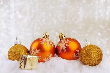 Noel baloları, karlı arka planda hediyeler olan küçük bir kutu..