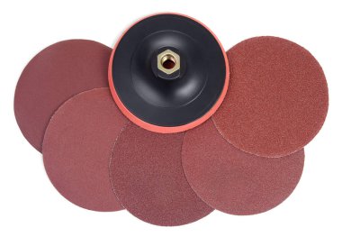 Farklı tahıl türlerine sahip yuvarlak zımpara kağıdı diskleri ve beyaz arka planda izole edilmiş öğütme makinesi için cırt bant şeritli plastik parantez sapı. Üst görünüm.