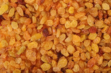 Soyut lezzetli arkaplan dokusu olarak sarı tatlı üzümler. Kurutulmuş meyve. Üst görünüm.