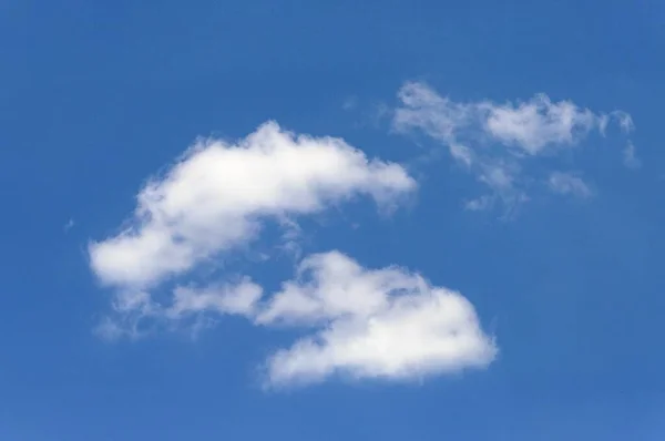 Nubes Esponjosas Sobre Cielo Azul Soleado Día Verano —  Fotos de Stock