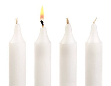 Üç parafin mum ve beyaz arka planda izole edilmiş bir yanan mum..