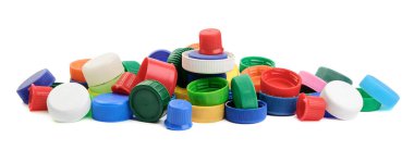 Beyaz arka planda izole edilmiş renkli plastik kaplama plastik şişe yığını. Geri dönüşüm kavramı.