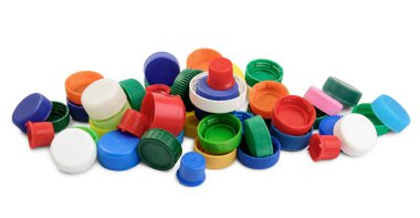 Beyaz arka planda izole edilmiş renkli plastik kaplama plastik şişe yığını. Geri dönüşüm kavramı.