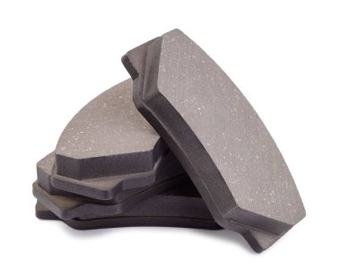 Otomotiv disk fren pedleri beyaz arkaplanda izole edildi. Yeni araba frenleme parçaları.