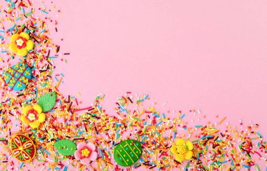 Paskalya kompozisyonu. Pembe arka planda tatlı çiçekler ve yumurtalar ve mesaj için boş bir yer. Üst görünüm.