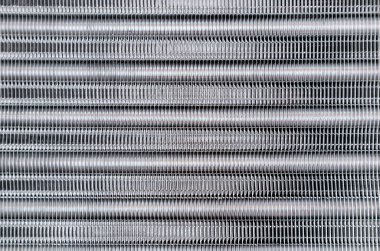 Arka plan olarak soğutma radyatörünün bir parçası. Üst Manzara. Hücreler ve alüminyum tüplerden oluşan ve havayla çevrelenen dolaşımlı sıvının soğuduğu bir yer..