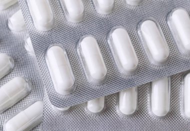 Folyo kabarcıklarında beyaz haplar. Kapatın. Küçük bir odak derinliği. Eczane kavramı.