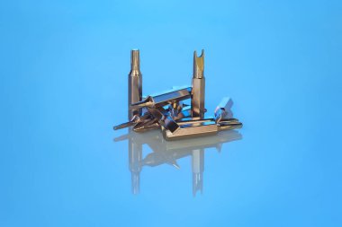 Mavi arkaplanda yansıması olan tornavida ya da matkap parçaları. Ahşap veya metal atölyesi için seri araçlar .