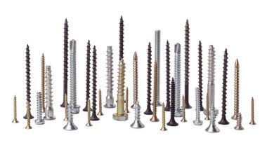 Metal vidalar, çeşitli boyutlarda ve görüntülerde, farklı uzunluklarda ve ipliklerle, beyaz arka planda izole edilmiş..