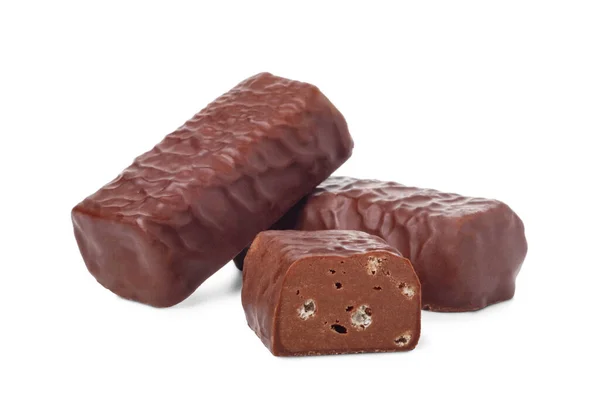 Schokoladenbonbons Und Schokoriegel Der Hälfte Isoliert Auf Weißem Hintergrund — Stockfoto