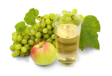 Beyaz arka planda bir demet yeşil üzüm ve elma ile bir bardak taze meyve suyu..