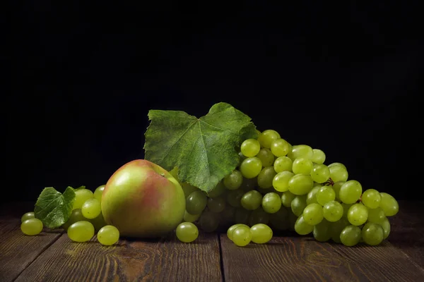 Bando Uvas Verdes Maduras Maçã Doce Mesa Madeira Sobre Fundo — Fotografia de Stock