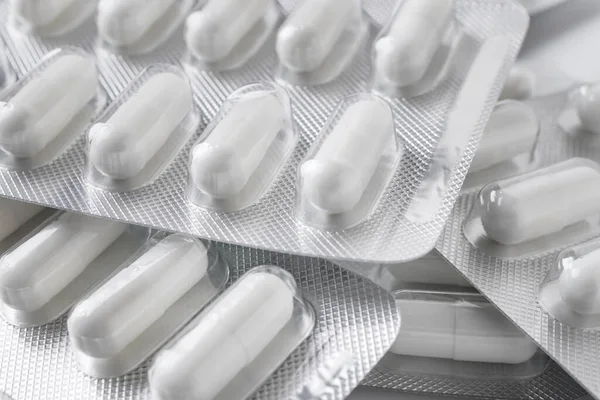 Lámina Ampollas Píldoras Blancas Cerca Pequeña Profundidad Enfoque Concepto Farmacia —  Fotos de Stock