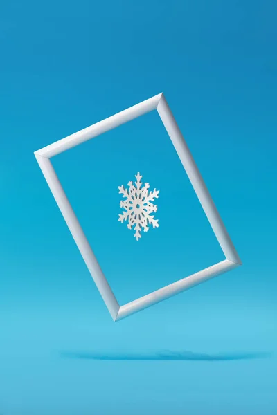 Sneeuwvlok Wit Frame Vliegen Lucht Blauwe Achtergrond Abstracte Minimale Kunst — Stockfoto