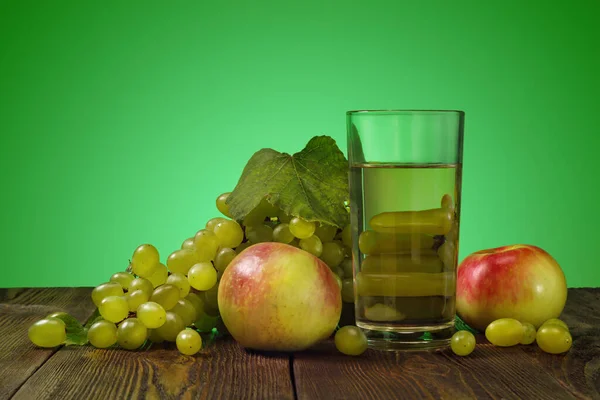 Ένα Μάτσο Γλυκά Πράσινα Σταφύλια Μήλα Και Ένα Ποτήρι Φρέσκο — Φωτογραφία Αρχείου