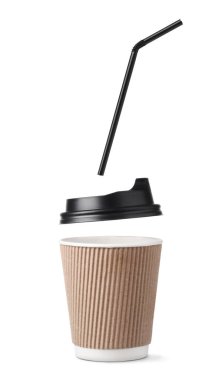 Paket kahve fincanı, uçan siyah şapkalar ve beyaz arka planda izole edilmiş kokteyl tüpü..