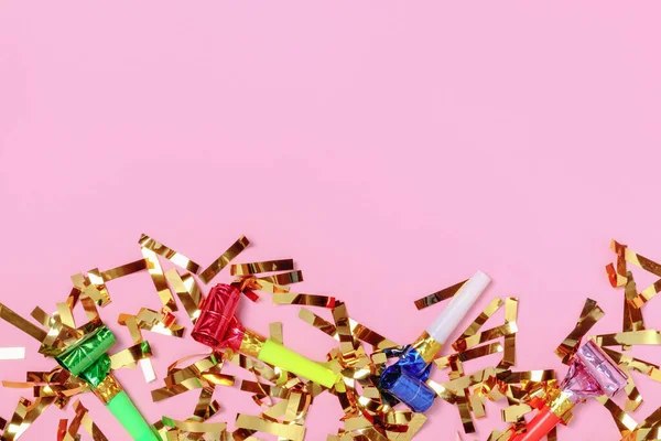 节日背景与党的金冠粉红背景 顶部视图 — 图库照片