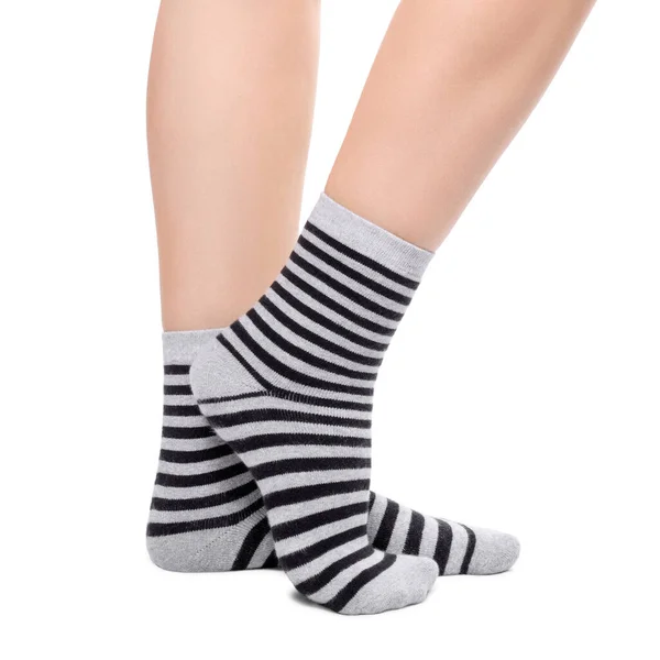 Γυναικεία Πόδια Θερμές Ριγέ Μαύρες Και Γκρι Κάλτσες Που Απομονώνονται — Φωτογραφία Αρχείου