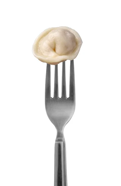 Beyaz arka planda izole edilmiş çatal üzerinde haşlanmış ravioli (veya hamur tatlısı).