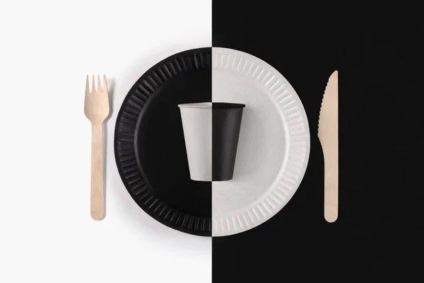 最小的组成与黑白纸盘 杯子和木制叉子黑色和白色背景 顶部视图 以天然材料制成的环保即弃餐具 生态概念 — 图库照片