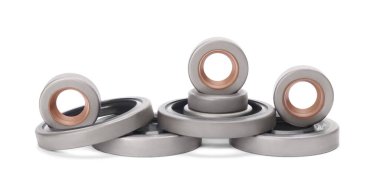 Kauçuk, şaftlar ve beyaz arka planda izole edilmiş araba motorları için güçlendirilmiş yağ mühürleri. Sıvı sızıntısını önlemek için kelepçeler. Araba parçaları.