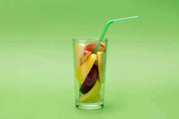 Шматочки Яблука Склянці Питною Соломою Зеленому Фоні Концепція Свіжого Соку — стокове фото