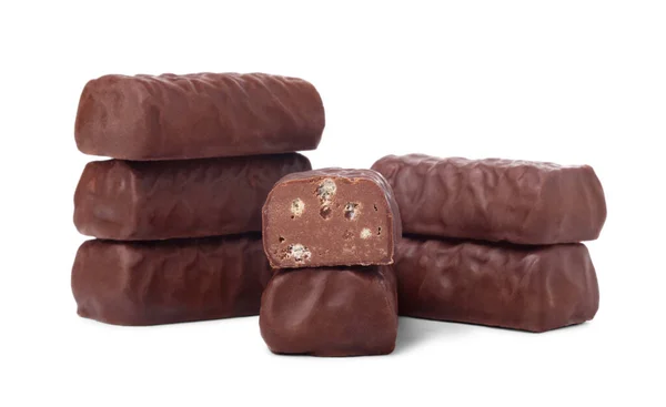 Stapel Von Schokoladenbonbons Isoliert Auf Weißem Hintergrund Geringe Tiefenschärfe — Stockfoto