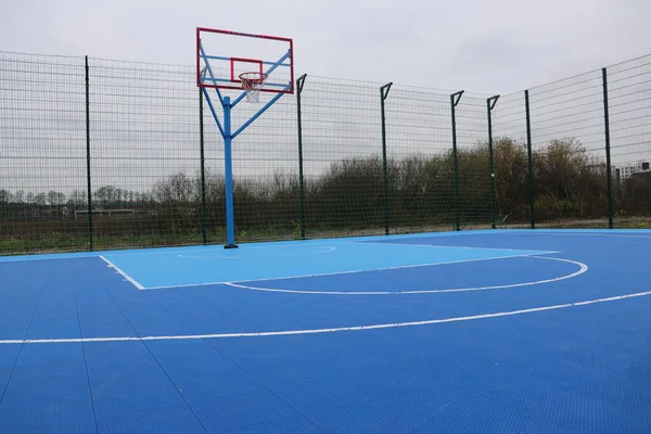 Spor basketbol sahası, mavi kaplama..