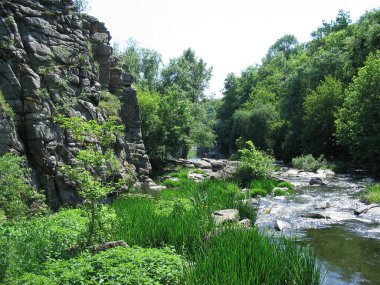 Buky kanyonunda akan bir nehir, Buki köyü, Ukrayna.