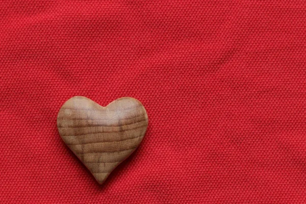 Valentinstag Holzherz Auf Rotem Stoff Hintergrund — Stockfoto