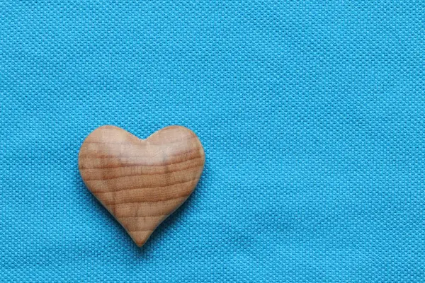 Valentinstag Holzherz Auf Blauem Stoffhintergrund — Stockfoto