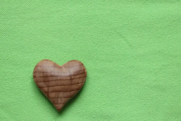 Valentinstag Holzherz Auf Grünem Stoff Hintergrund — Stockfoto