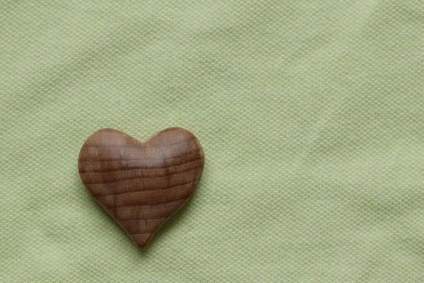 Valentinstag Holzherz Auf Gelbem Stoff Hintergrund — Stockfoto