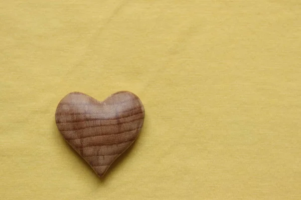 Valentinstag Holzherz Auf Gelbem Stoff Hintergrund — Stockfoto