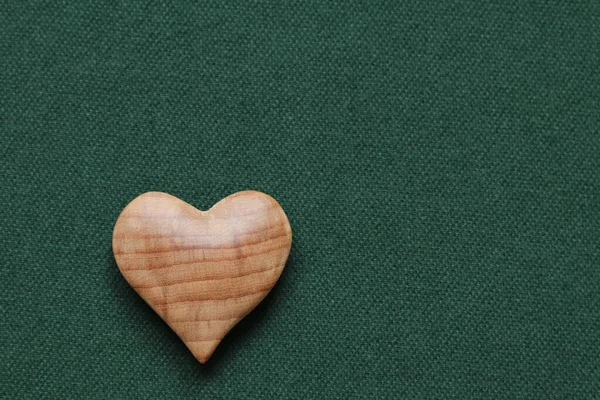 Valentinstag Holzherz Auf Grünem Stoff Hintergrund — Stockfoto