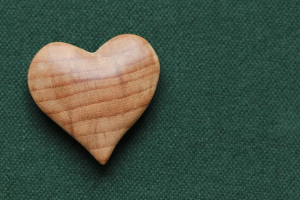 Día San Valentín Corazón Madera Sobre Fondo Tela Verde — Foto de Stock