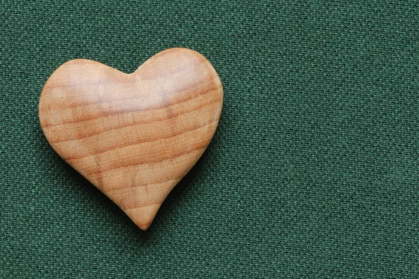 Día San Valentín Corazón Madera Sobre Fondo Tela Verde — Foto de Stock
