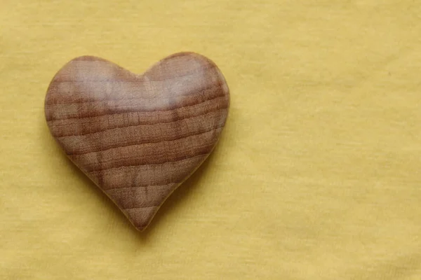 День Святого Валентина Деревянное Сердце Фоне Желтой Ткани — стоковое фото