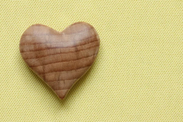 Valentinstag Holzherz Auf Gelbem Stoff Hintergrund — Stockfoto