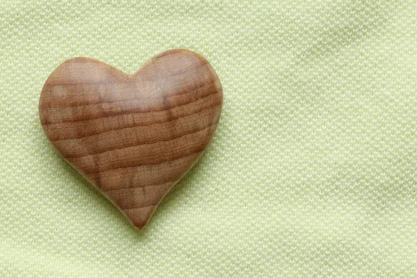 Valentýn Dřevěné Srdce Žlutém Textilním Pozadí — Stock fotografie