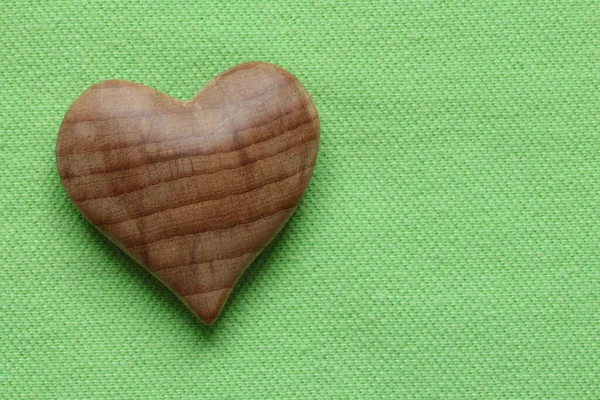 Valentinstag Holzherz Auf Grünem Stoff Hintergrund — Stockfoto