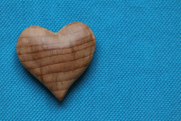 Valentinstag Holzherz Auf Blauem Stoffhintergrund — Stockfoto