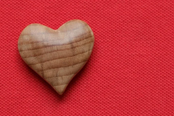 Valentinstag Holzherz Auf Rotem Stoff Hintergrund — Stockfoto