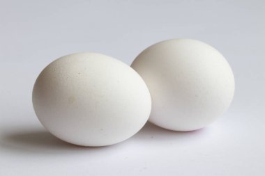 Pişirmek için bol miktarda taze tavuk yumurtası..