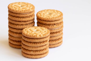 Hafif arka planda çilekli leziz yuvarlak kurabiyeler..