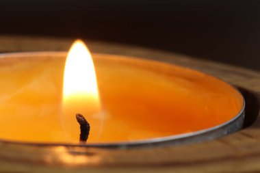 Yanan mum hissetti. Yakın çekim ateşi. 