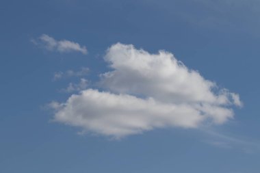 Bulutlu mavi gökyüzü dokusu. Gün boyunca mavi gökyüzünde bulutlar. 